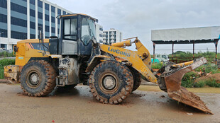 黄色装载机停于户外场地