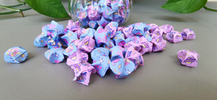 多彩折纸星星散落