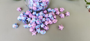 彩色折纸星星散落画面