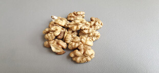 一堆核桃仁特写