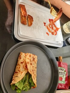 美味卷饼与烤制食物过程