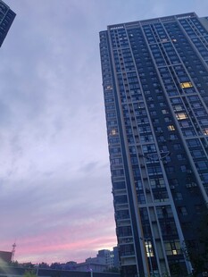 城市高楼与黄昏天空
