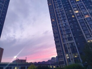 城市黄昏高楼间的梦幻天色