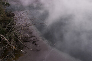 山间云雾缭绕的静谧景象