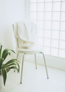 窗边白椅搭毛毯 