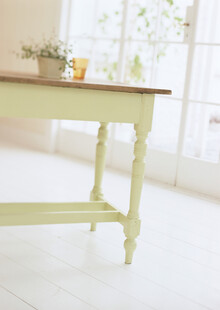 浅绿色复古风格木质长桌