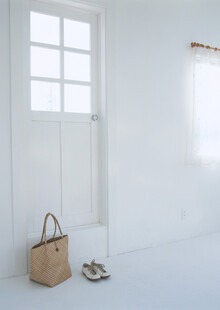 简约室内角落的包与鞋