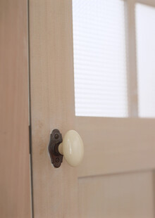 复古木质门把手特写