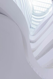 白色螺旋楼梯建筑美学