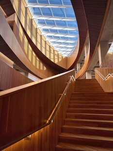 现代风格旋转木质楼梯