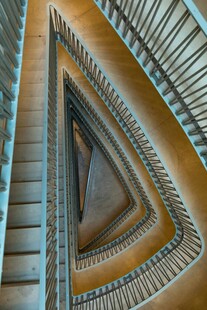 独特几何造型的旋转楼梯