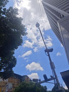 城市中蓝天白云下的高塔