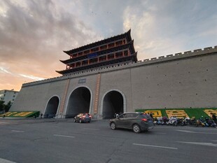 夕阳下的古城墙建筑武威南城门楼