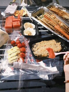 户外烧烤美食丰富多样
