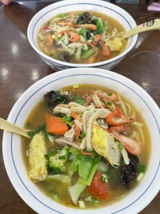 两碗美味多彩的蔬菜面条