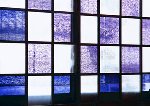 彩色玻璃窗户特写