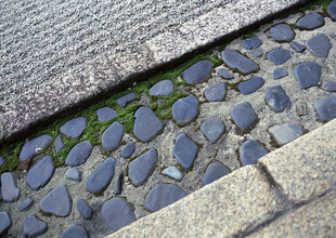 石板路旁的鹅卵石小径