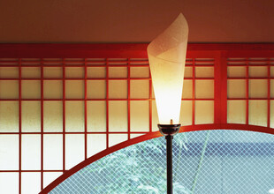 日式窗前的简约落地灯