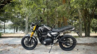 户外停放的酷炫黑色摩托车