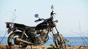 海边停放的复古摩托车
