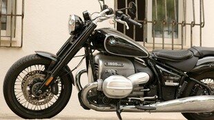 复古风格黑色摩托车特写