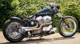 复古酷炫摩托车户外展示