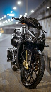 炫酷摩托车静立空旷道路