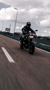 公路上的摩托车骑行者