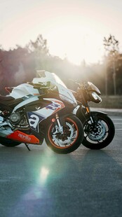 炫酷摩托车于光影中停放