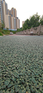 城市旁的步道地面特写