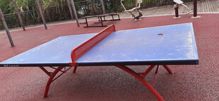 户外蓝色乒乓球桌