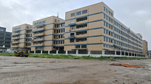 在建公路旁多层厂房外观