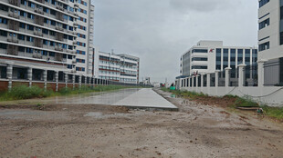 在建楼盘周边空旷场景