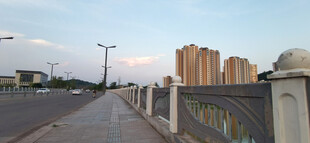 城市河畔通车大桥风光