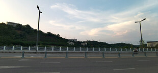 黄昏下的道路与路灯