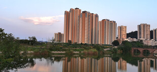 湖畔高楼映晚霞