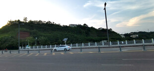 黄昏下的公路与远处山丘