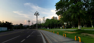 黄昏时的静谧街道