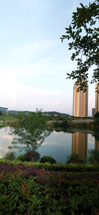 湖畔双塔楼自然美景