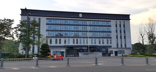 现代风格多层办公建筑外观