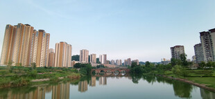 湖畔高楼水面映景