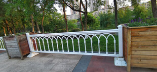 户外木质花坛铁艺围栏与绿植景观