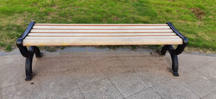 户外木质休息长椅