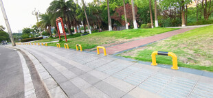 道路旁的黄色隔离设施