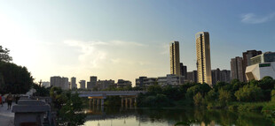 城市黄昏大桥河畔风光与高楼景观