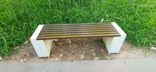 户外木质休息长椅