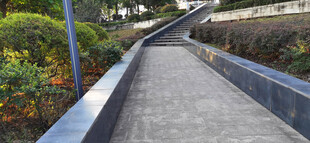 公园蜿蜒水泥步道景观