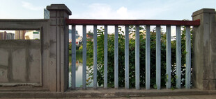 河岸金属栅栏与水泥立柱护栏