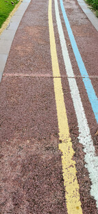 彩色标线的户外道路