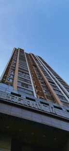 高耸入云的现代摩天大楼